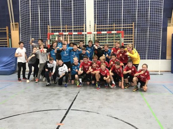 Beide Landesliga-Aufsteiger, TSV Trudering und TSV 1904 Feucht in Siegerpose 